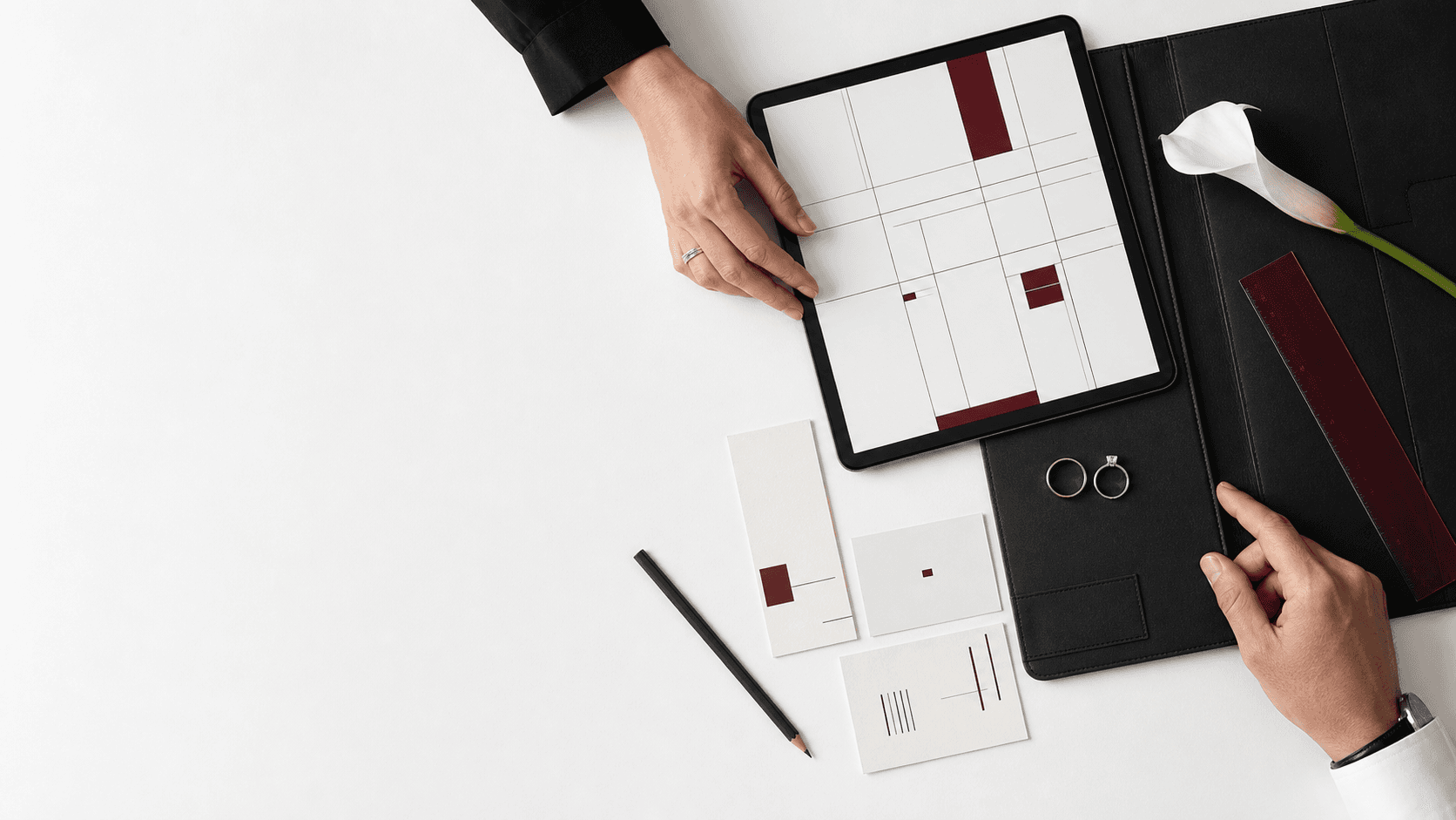 Ein Paar plant gemeinsam seine Hochzeit mit Tablet, Notizen und Ringen